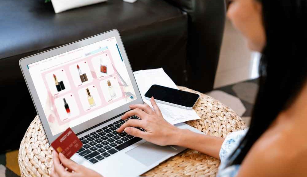 Online shopping enthusiast woman using IndusInd Bank Credit Card to maximize savings on every purchase.