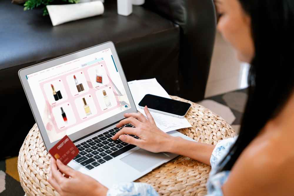 Online shopping enthusiast woman using IndusInd Bank Credit Card to maximize savings on every purchase.